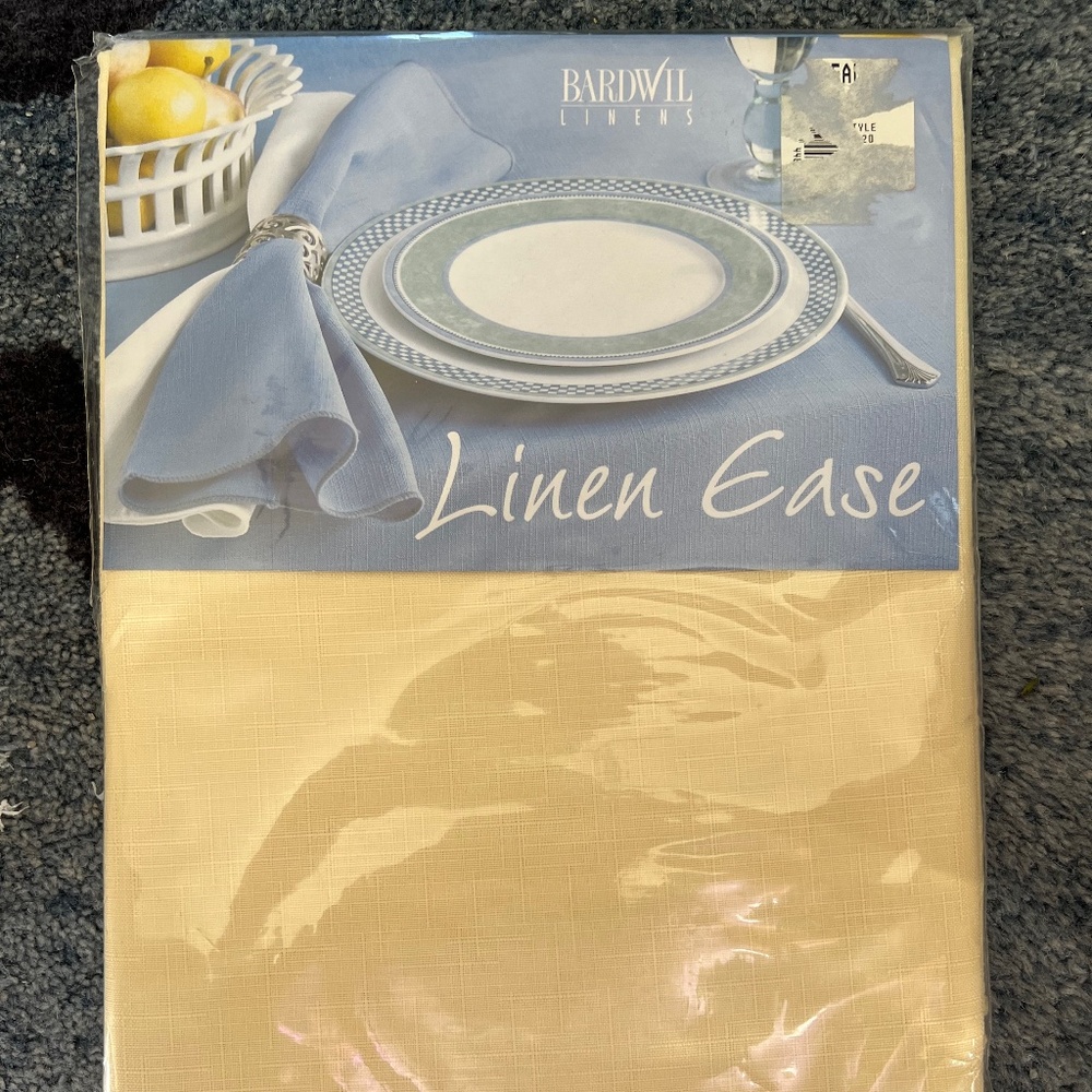 NWOT: Bardwil 'Linen Ease' OVAL Tablecloth